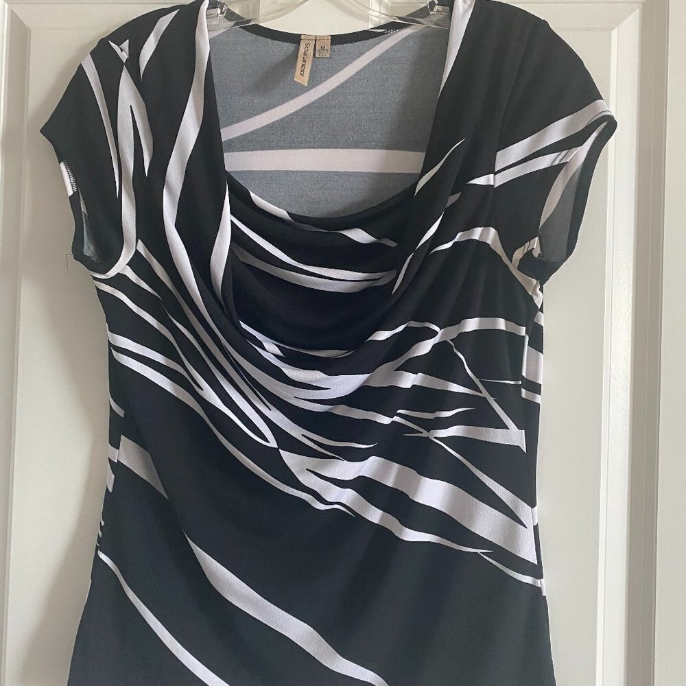 SUSAN LAWRENCE SLIMMING Black and White Geometrical Pattern Top M